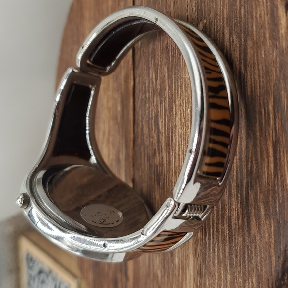 B1923‎ lepord print narmi watch cuff needs batteries vintage